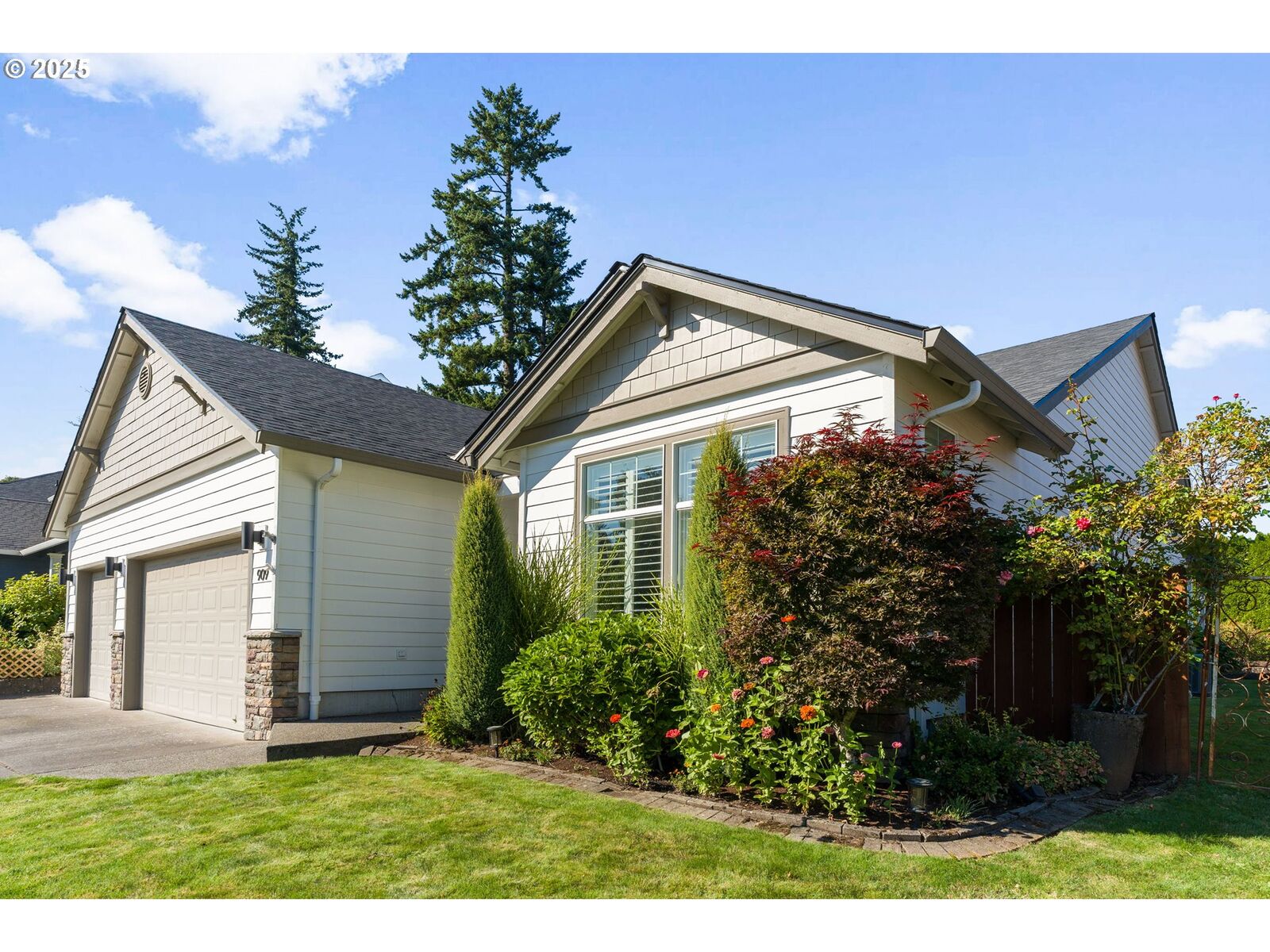 Property Photo:  909 NW 22nd Ave  WA 98607 
