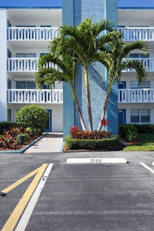 Property Photo: 1071 Exeter D FL 33434
