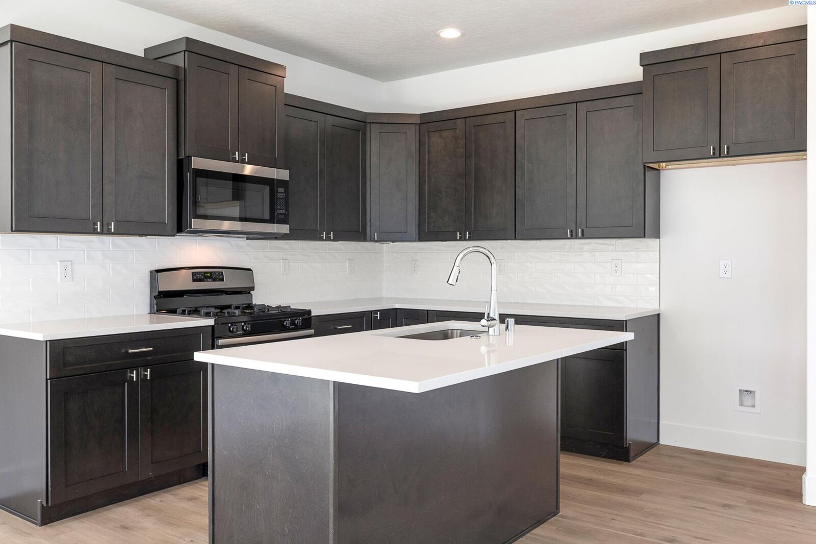 Property Photo:  1052 S Underwood Pl  WA 99337 