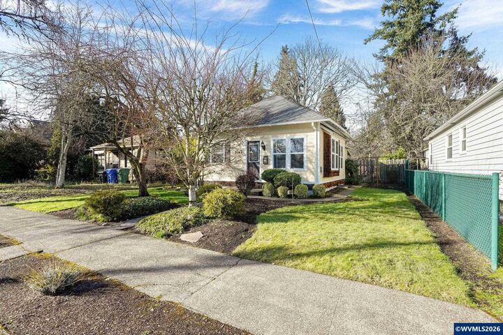 Property Photo:  1065 22nd St NE  OR 97301 