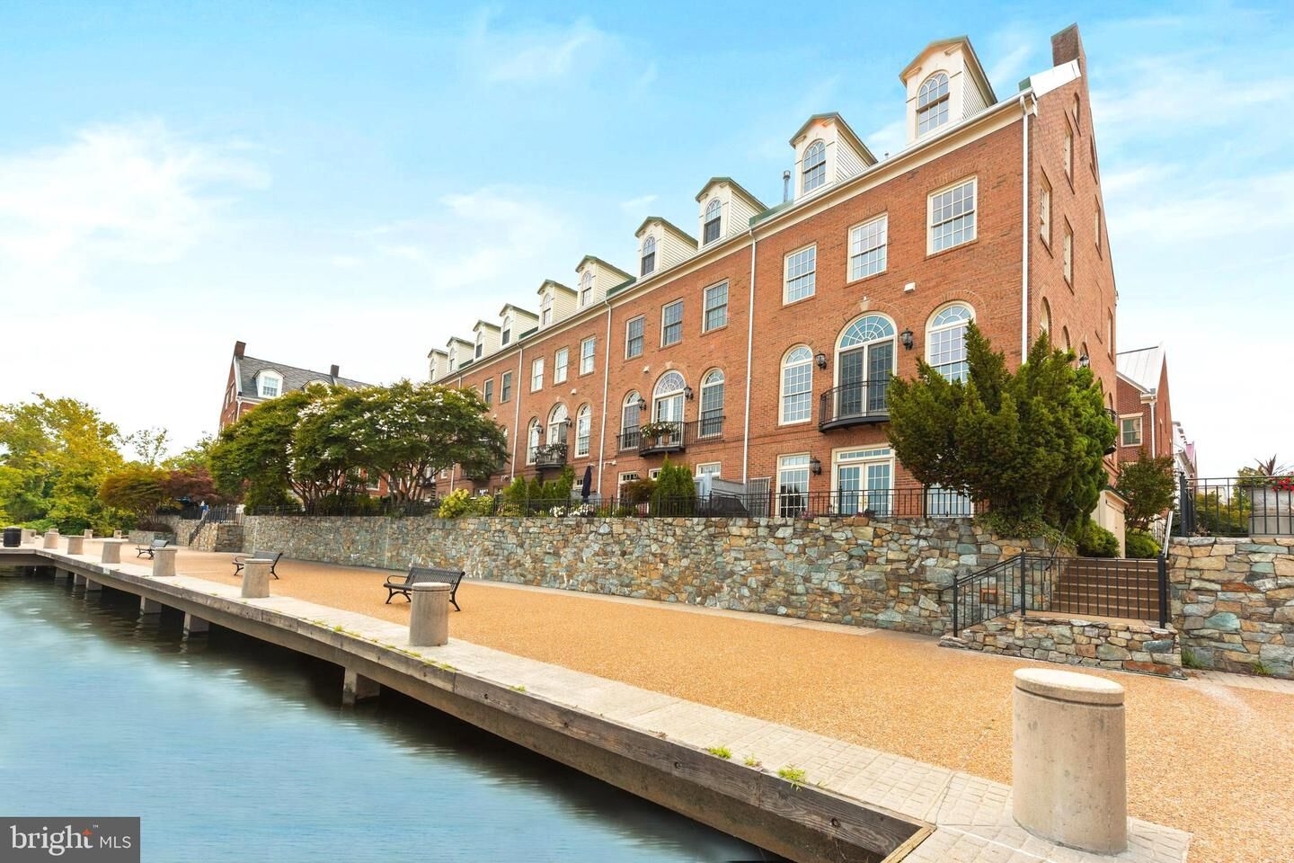 Property Photo: 700 Kahn Place VA 22314