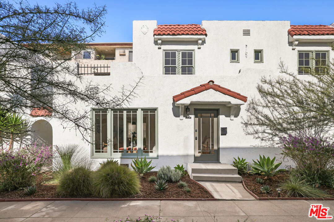 Property Photo:  617 1/4 N Sycamore Ave  CA 90036 