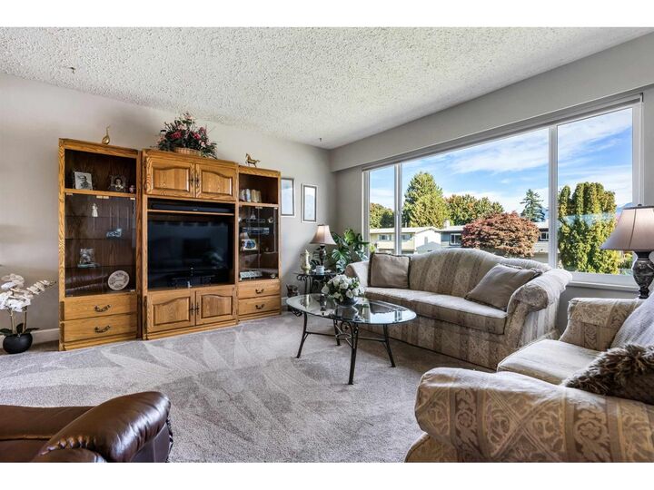 Photo de la propriété:  6961 Sheffield Way  BC V2R 3T2 