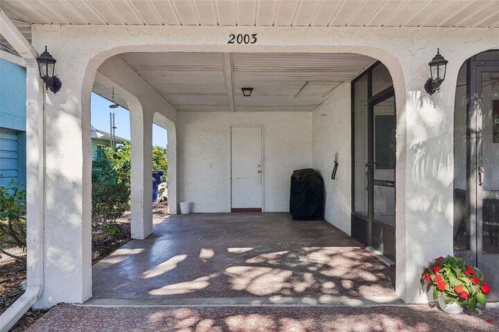 Property Photo: 2003 Halidom Way FL 33573