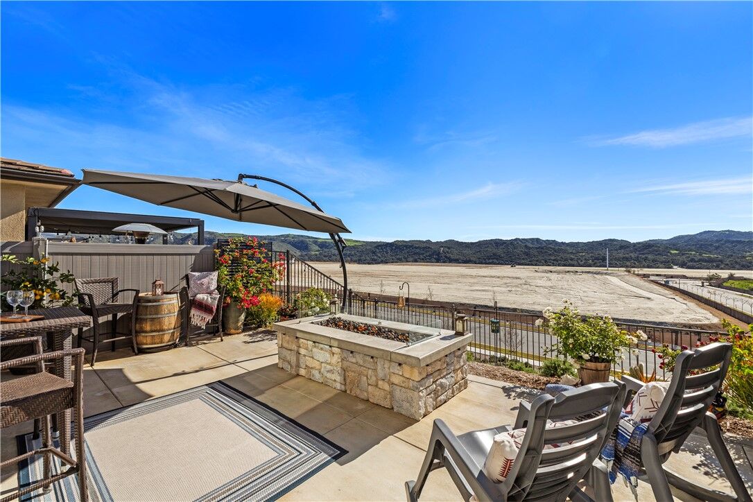 Property Photo:  821 Cornelia Way  CA 92694 