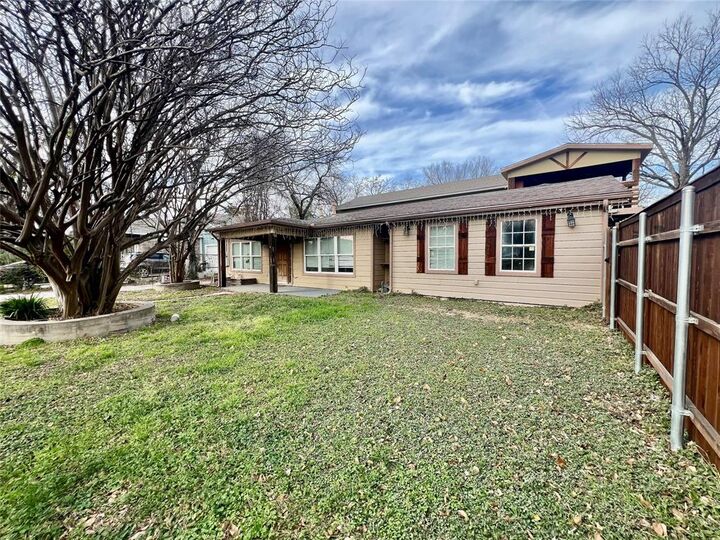 Property Photo: 1919 Muncie Avenue TX 75212