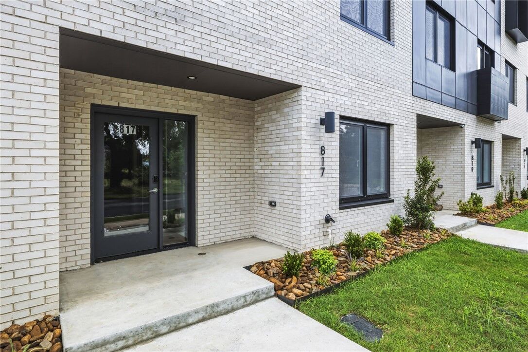 Property Photo:  817 SE H Street  AR 72712 