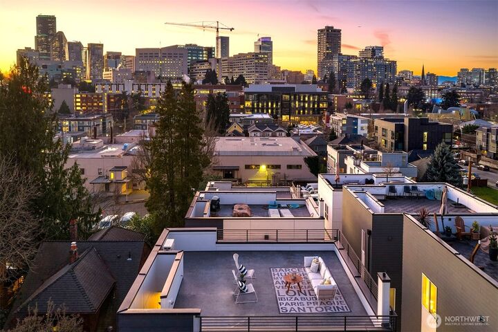 Property Photo:  814  14th Avenue C  WA 98122 