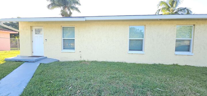Property Photo:  323 Seminole Court  FL 33476 
