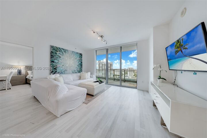 Property Photo:  90 SW 3rd St 3109  FL 33130 