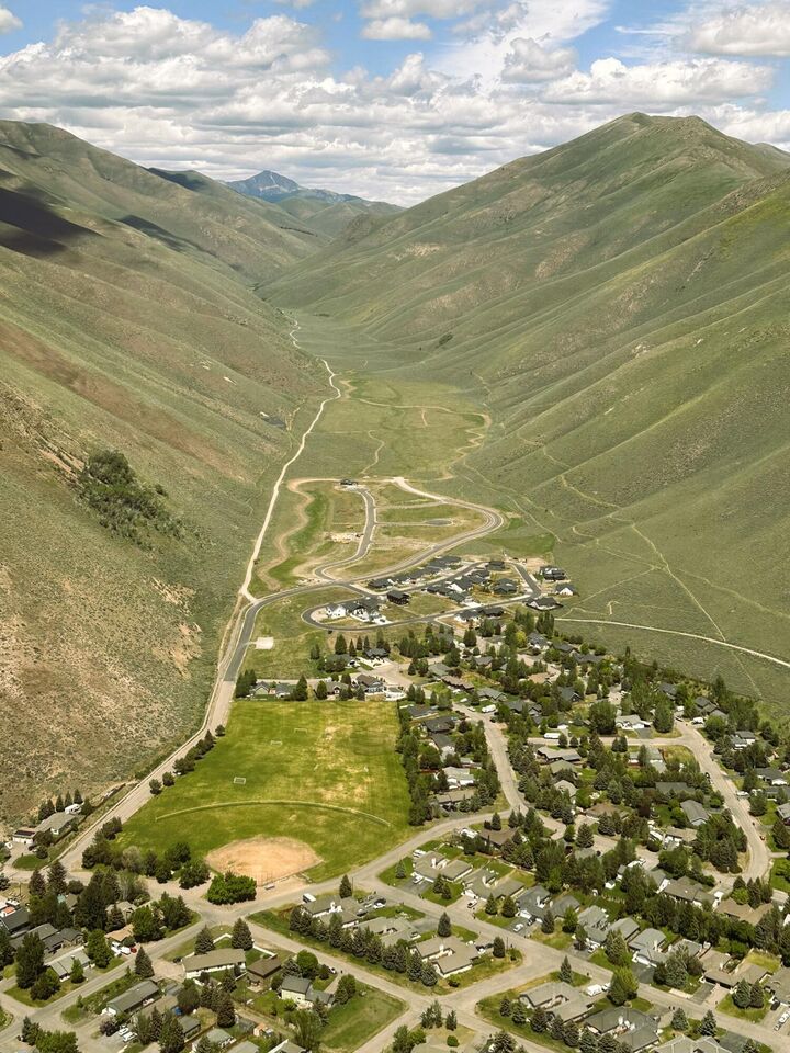 Property Photo:  401 Rosewood Dr  ID 83313 