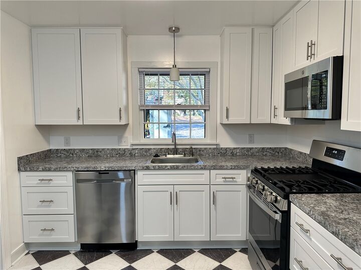 Property Photo:  1184 Jamestown Road 33  VA 23185 