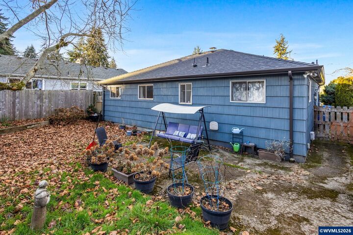 Property Photo:  830 Kumler St SE  OR 97302 