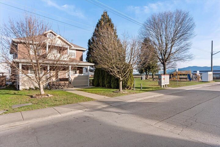 Photo de la propriété:  34749 3 Avenue  BC V2S 8B9 