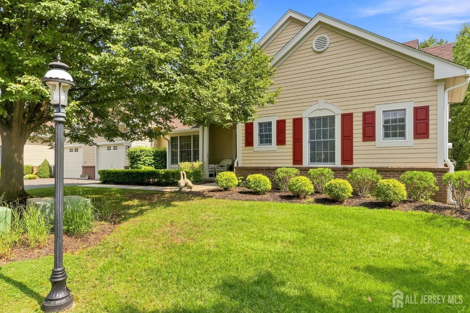 Property Photo:  47 Hedge Row Road  NJ 08540 