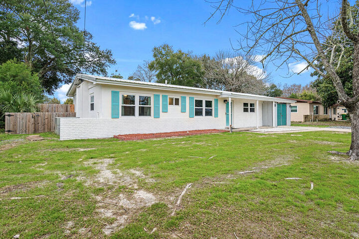 Property Photo: 641 Cornwall Terrace FL 32569