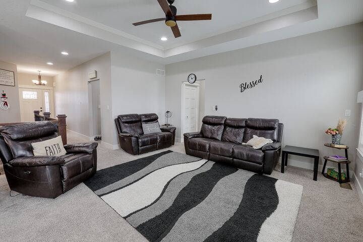 Property Photo:  1818 Lakeview Drive  IA 50219 