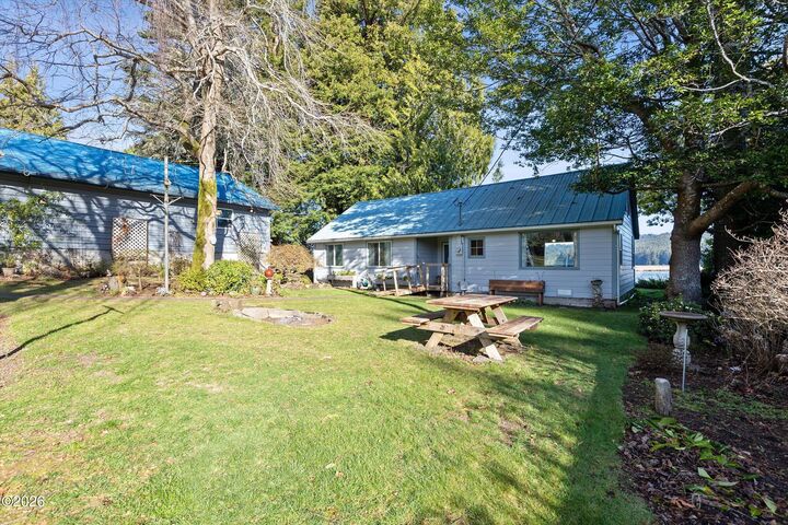 Property Photo:  2032 SE Garden Way  OR 97394 