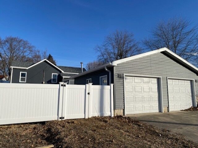 Property Photo:  109 W Iowa Street  IL 61362 