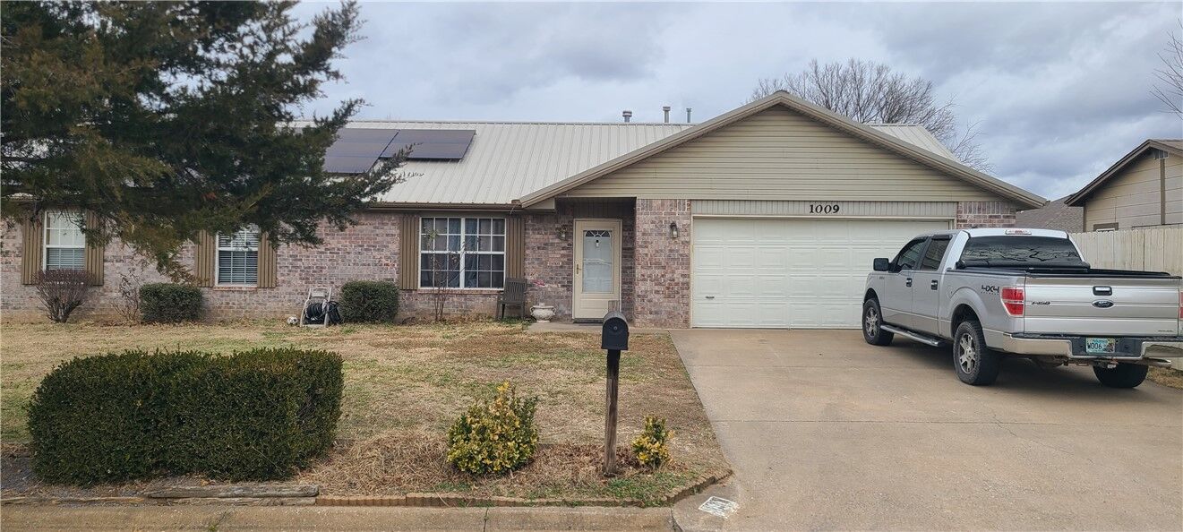 Property Photo:  1009 Cottonwood Street  AR 72758 