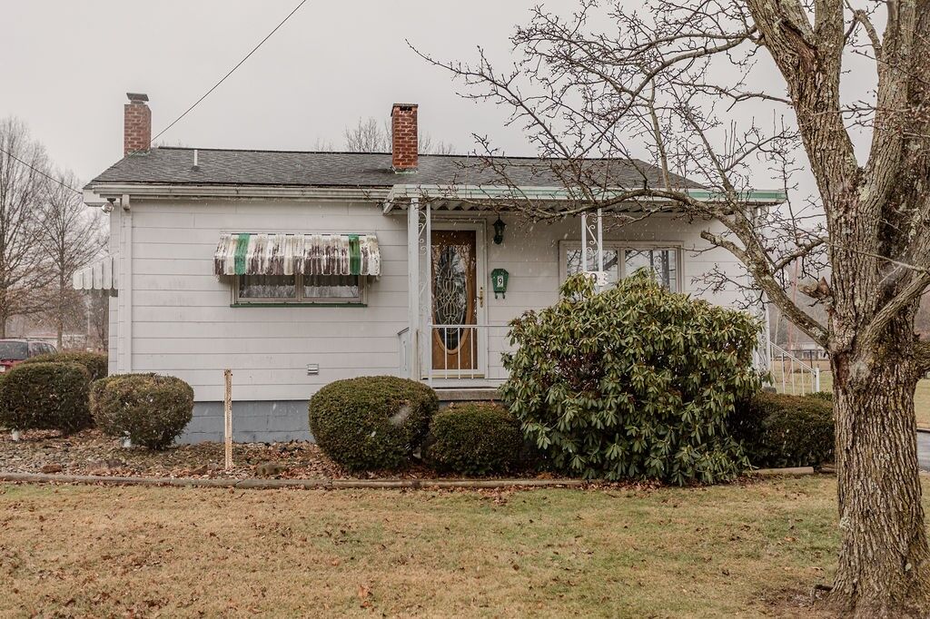 Property Photo:  9 Jordan Street  PA 15436 