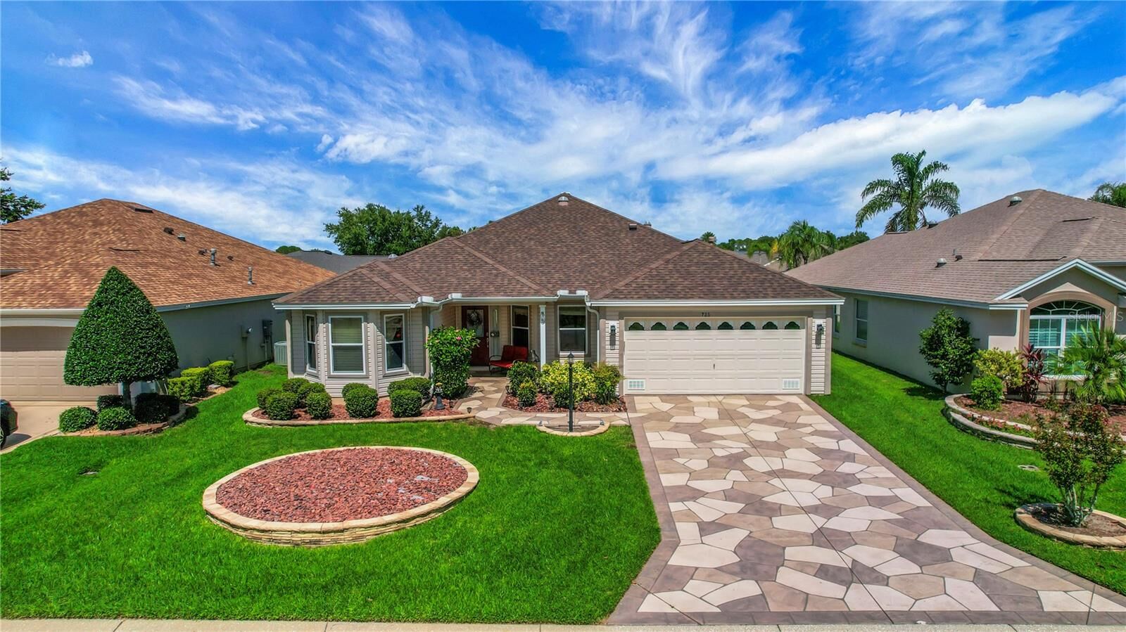 Property Photo: 725 Kingston Way FL 32162