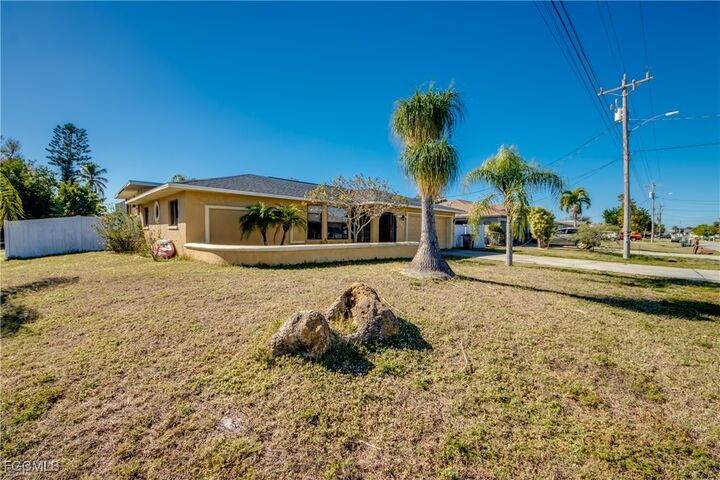 Property Photo: 1142 SE 19th Terrace FL 33990