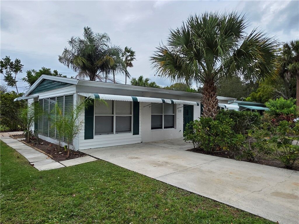 Property Photo:  1631 4th Court  FL 32960 