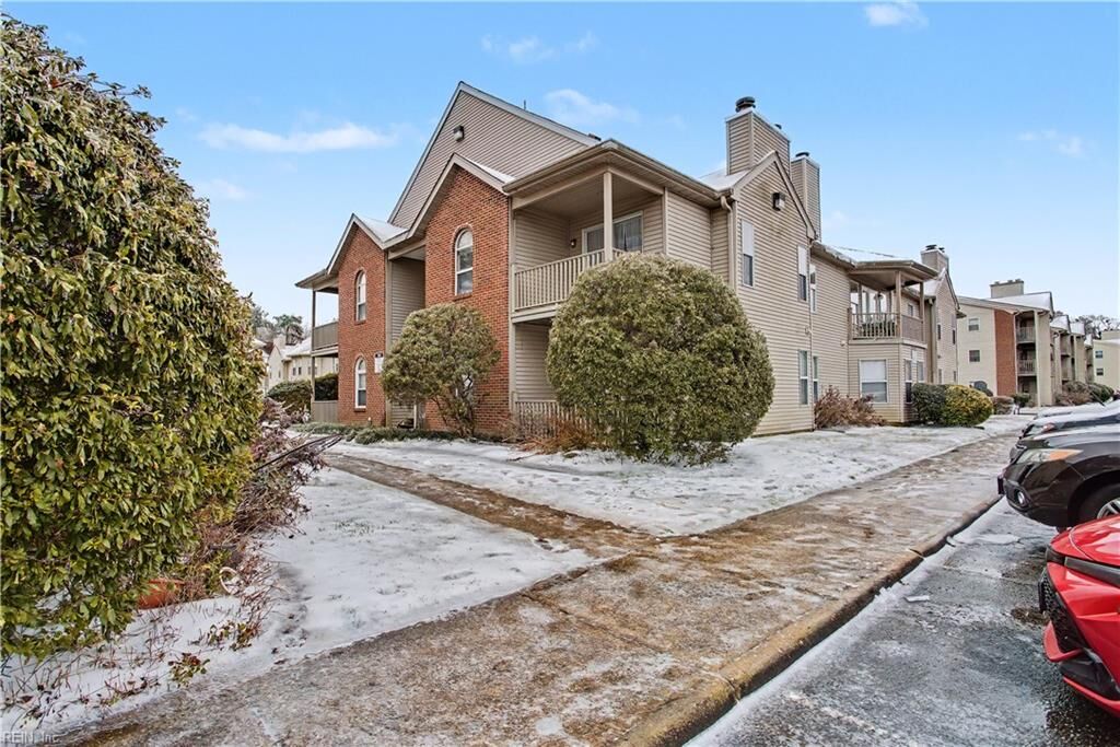 Property Photo:  514 Thorncliff Dr 202  VA 23608 