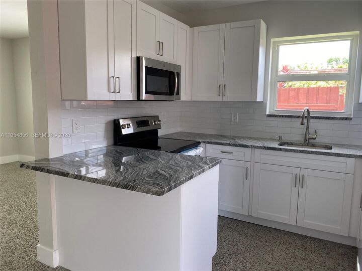 Property Photo: 9435 SW 39th St 9435 FL 33165