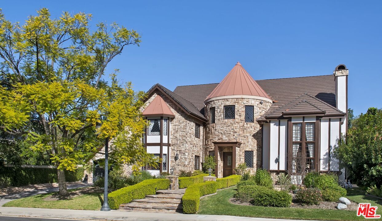 Property Photo: 4618 Westchester Dr CA 91364