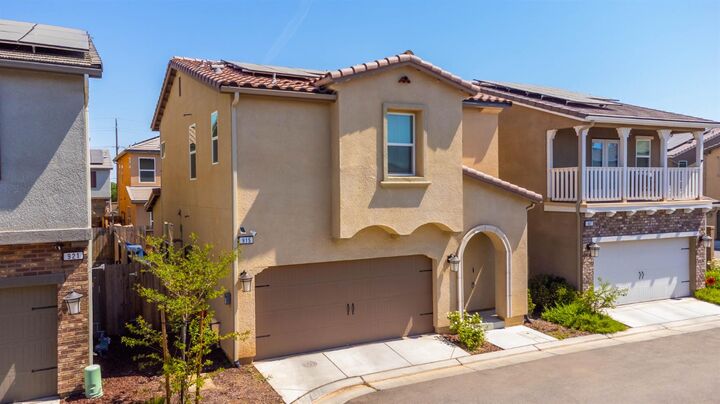 Property Photo: 915 Winchell Way W CA 93636
