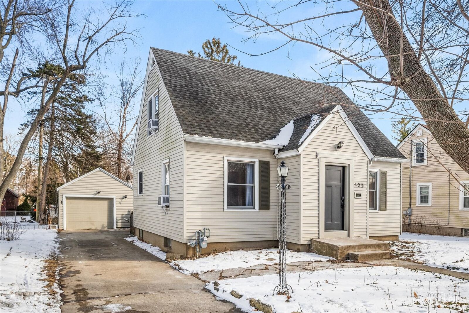 Property Photo:  523 Preston Avenue  IL 60120 
