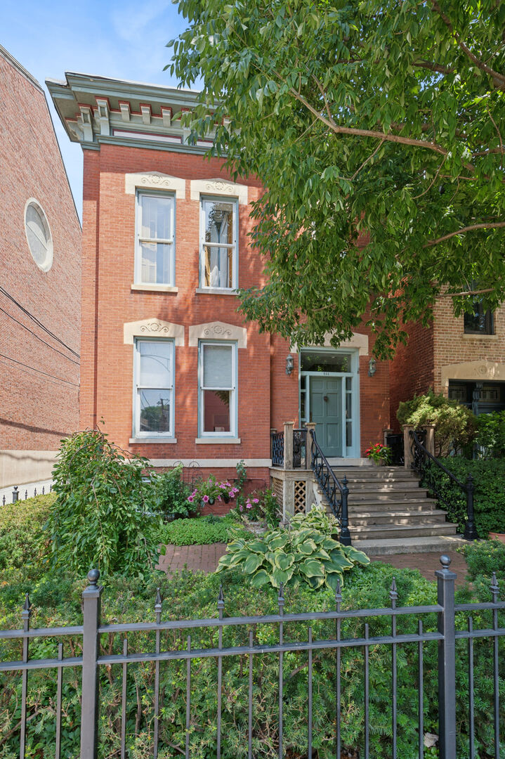 Property Photo:  