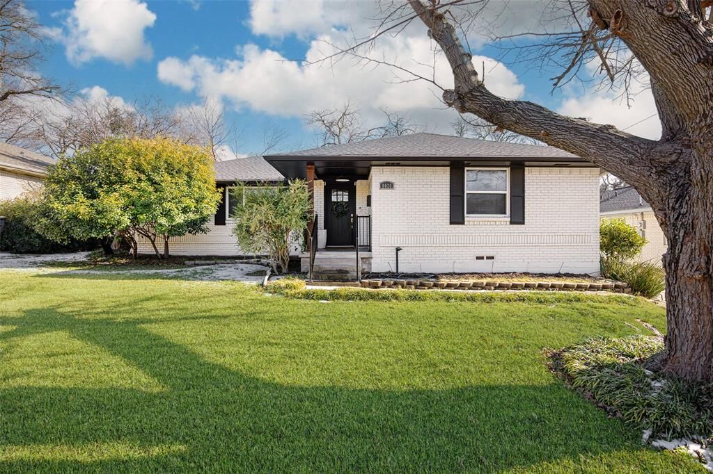 Property Photo: 8026 Fall River Drive TX 75228