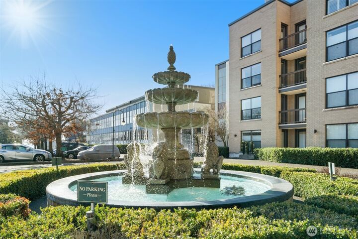 Property Photo:  201  Galer Street 442  WA 98109 