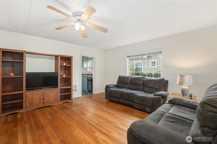 Property Photo: 1005 S Alder Street WA 98405