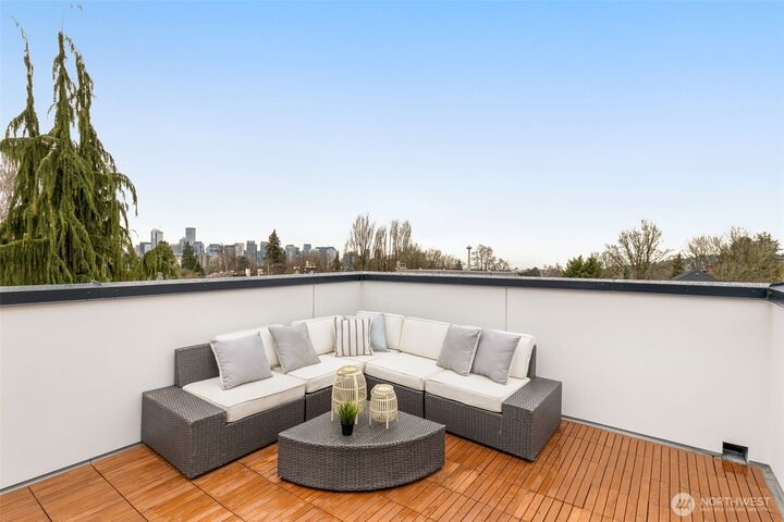 Property Photo: 1123 A 10th Avenue E WA 98102