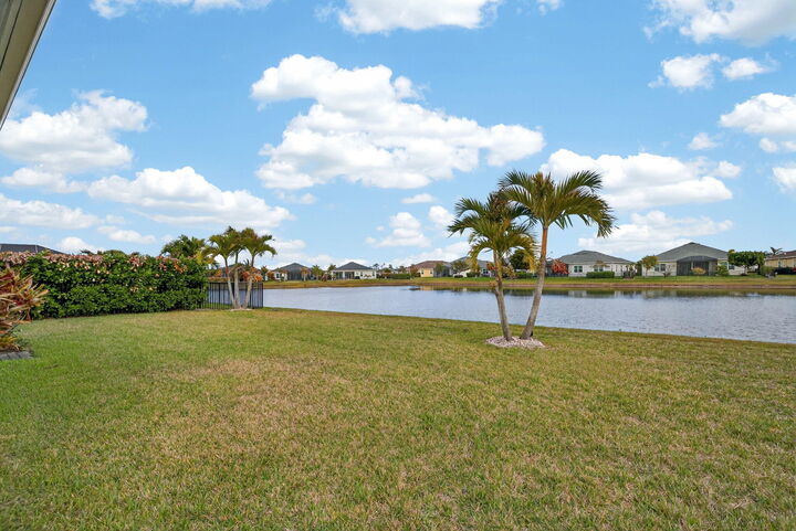 Property Photo: 607 SE Mulberry Way FL 34984