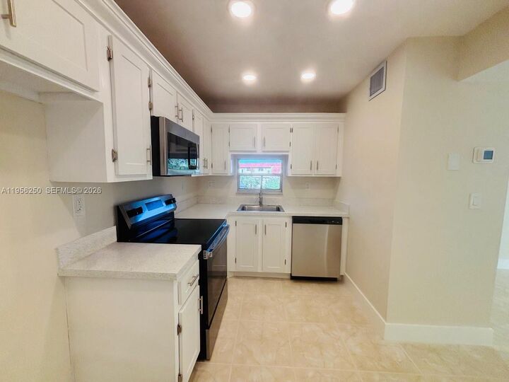 Property Photo:  411 S Hollybrook Dr 305  FL 33025 