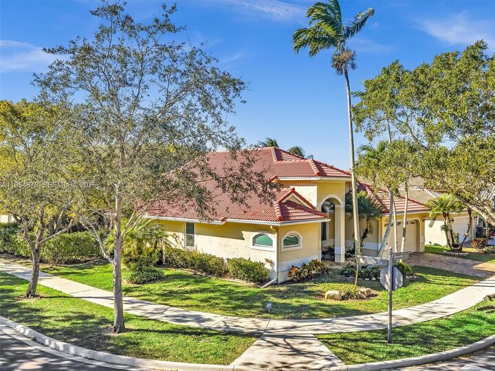 Property Photo:  900 Spoonbill Cir  FL 33326 