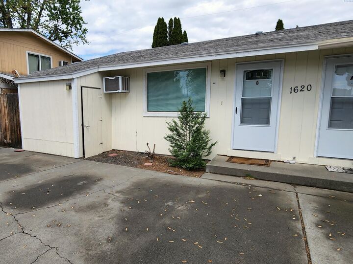 Property Photo:  1620/1621 W 5th Place  WA 99336 