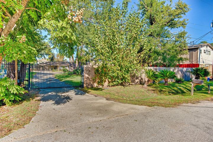 Property Photo:  918 Lehman Street  TX 77018 