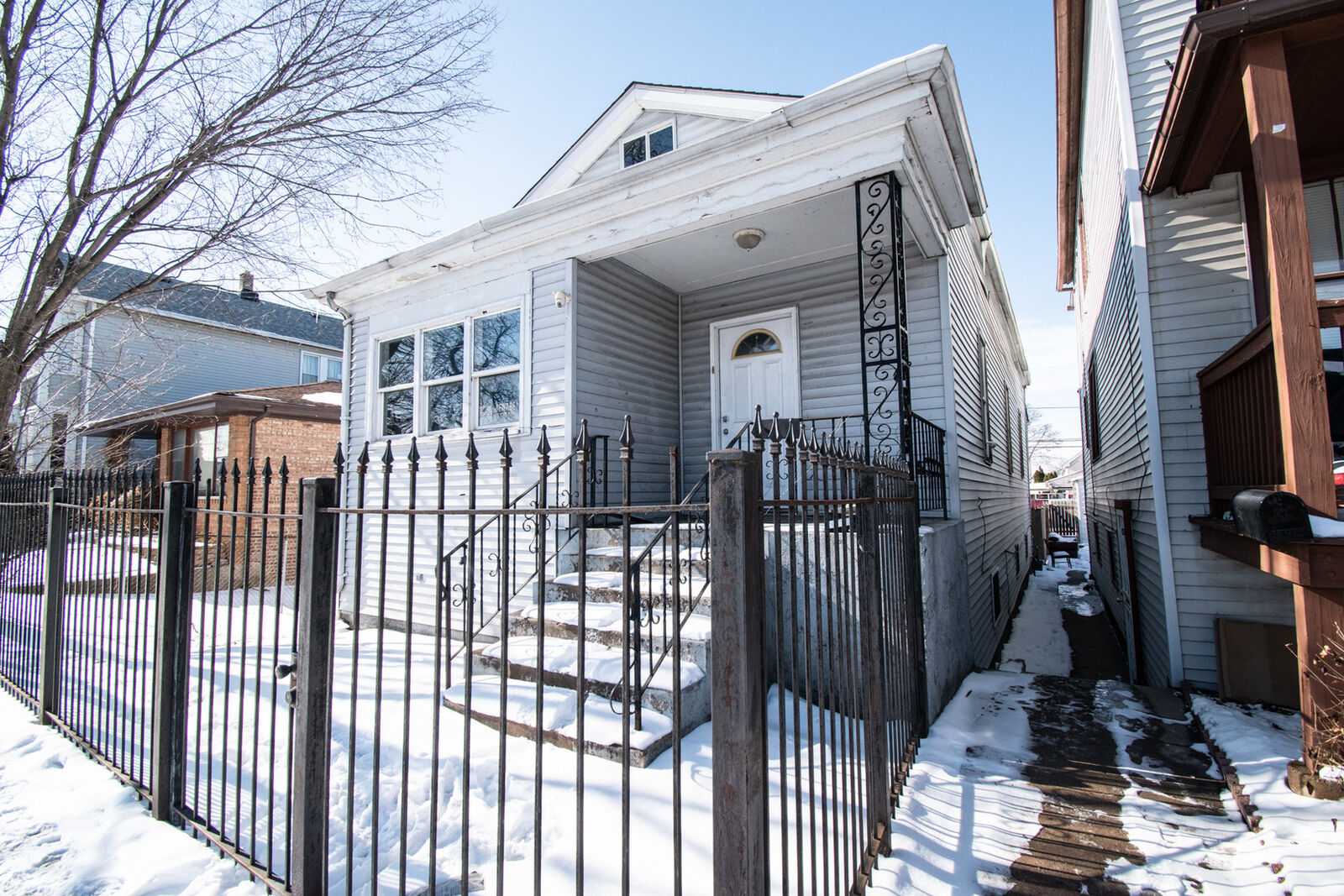 Property Photo:  10516 S Avenue L  IL 60617 