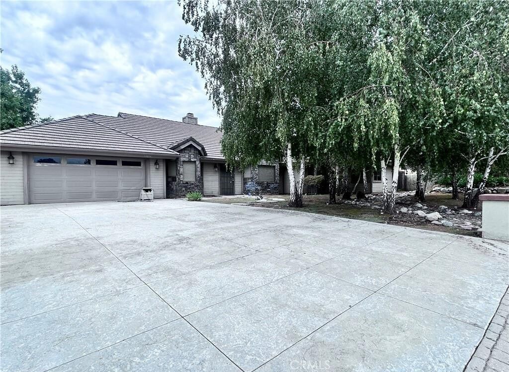 Property Photo:  13054 Oak Crest  CA 92399 