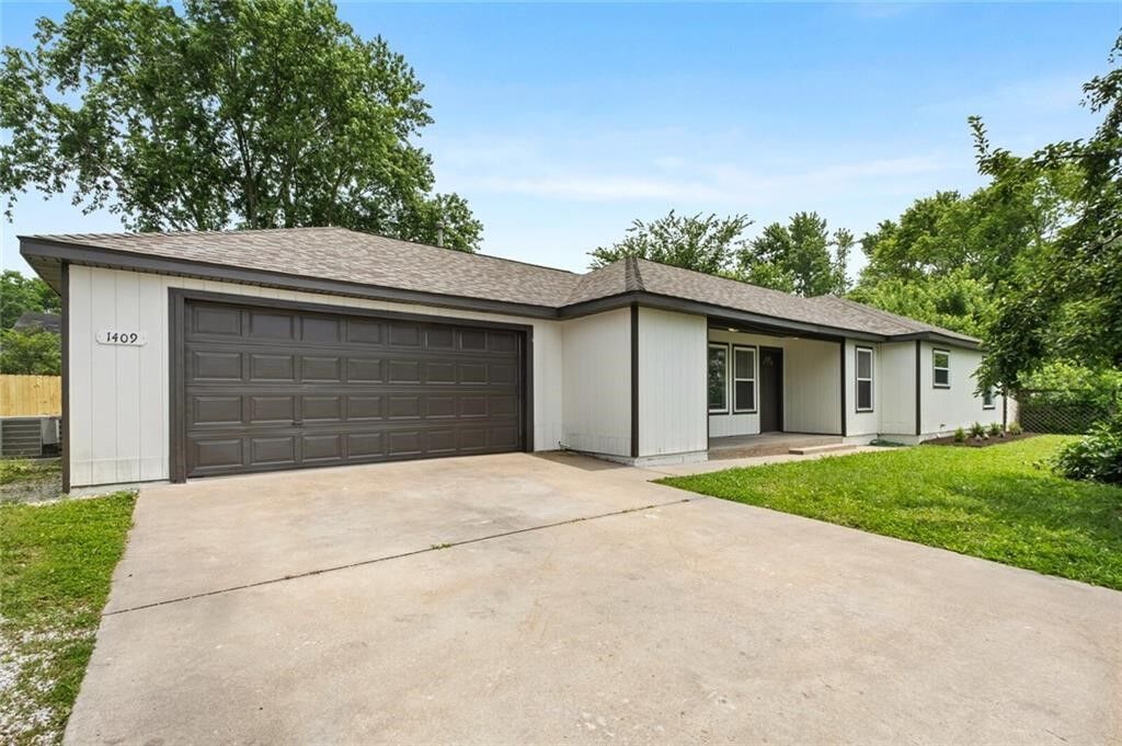 Property Photo:  1409 N Arkansas Street  AR 72756 