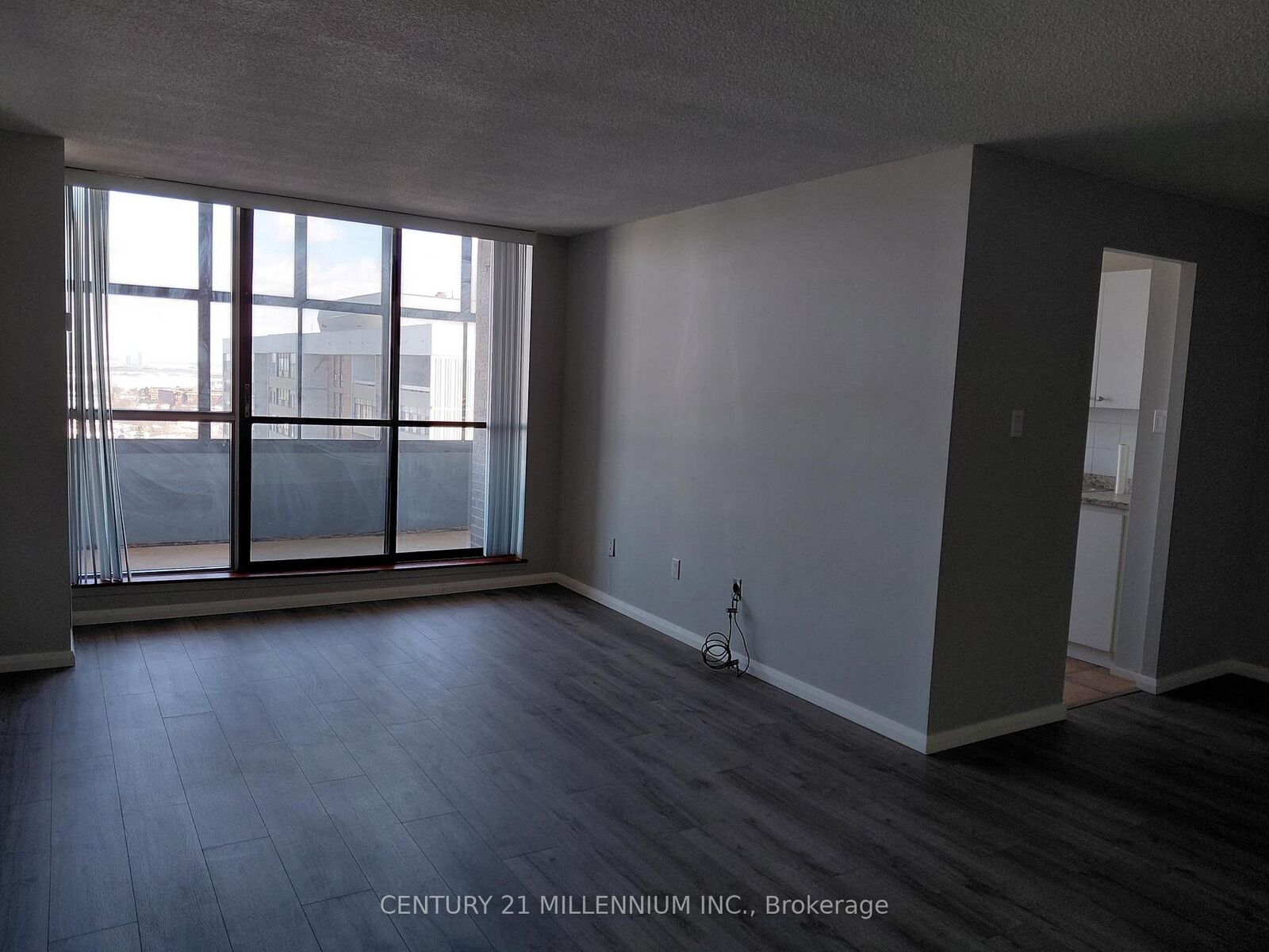 Property Photo:  15 Kensington Road 1903  ON L6T 3W2 