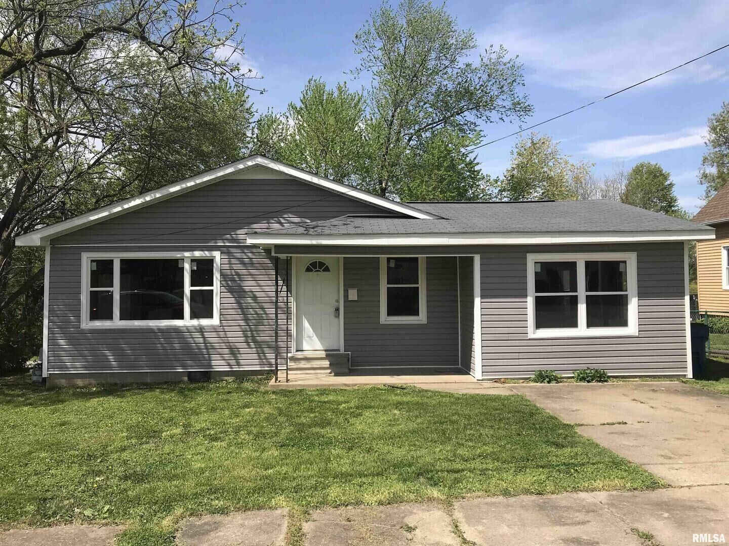 Property Photo:  604 Pear Street  IL 62918 