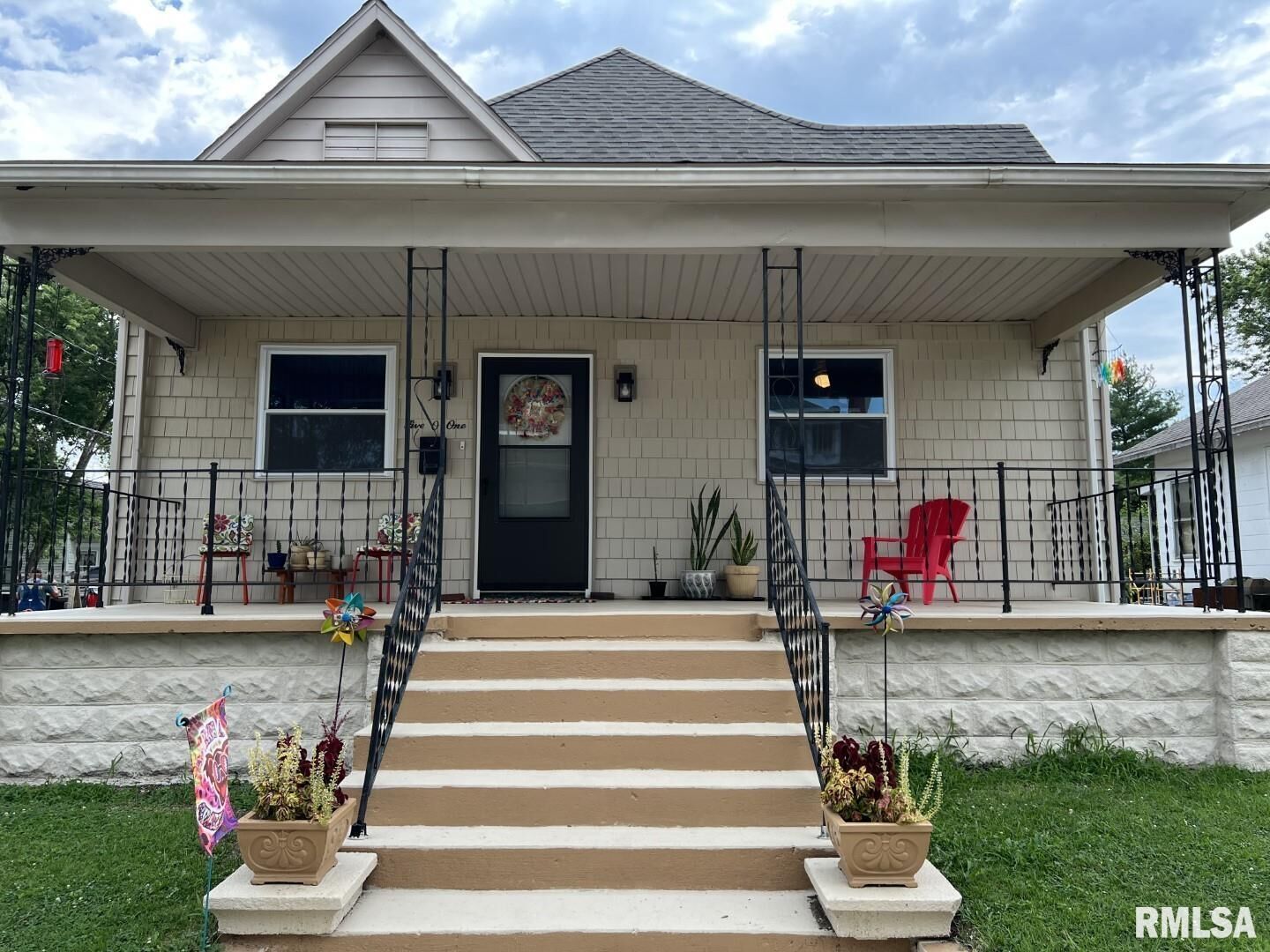 Property Photo:  501 S Buchanan Street  IL 62959 