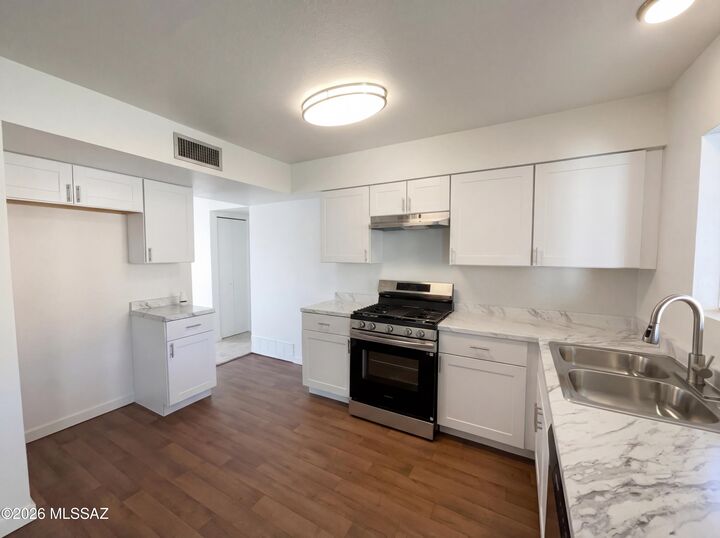 Property Photo:  1762 W Calle La Paz  AZ 85713 